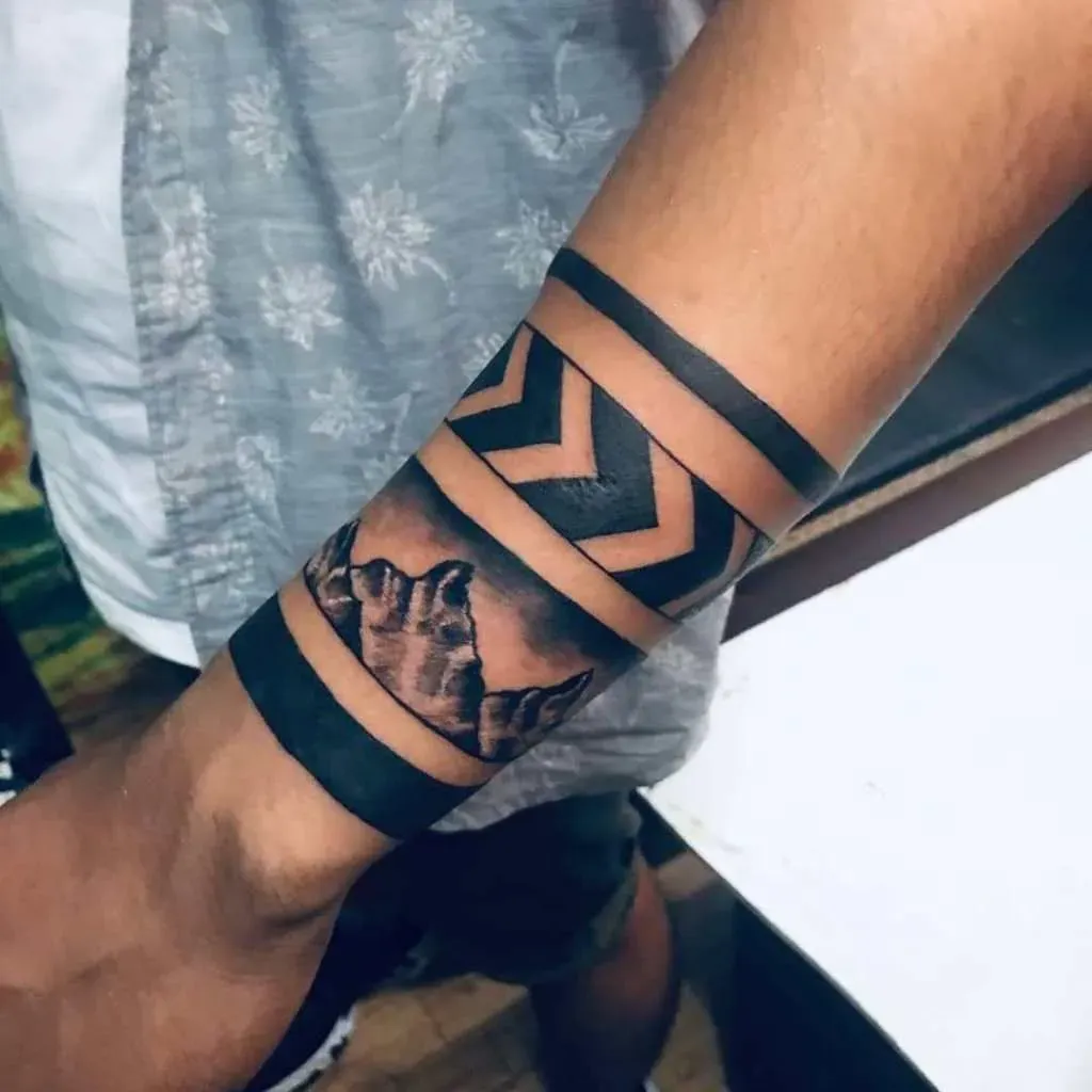 Discover new hand band tattoo designs: 10 cool ideas