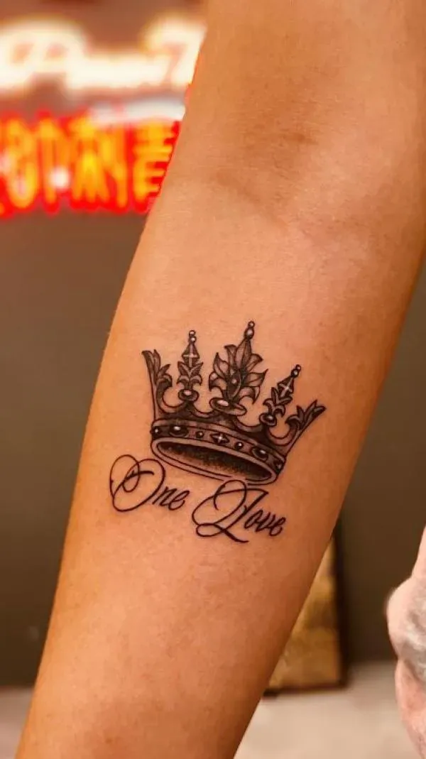 Popular Styles of Queen Crown Tattoos